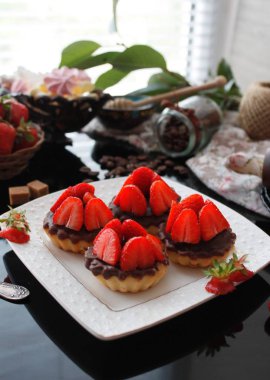 Peynir tartlets çikolata ve tatlı çilek tatlı ile 