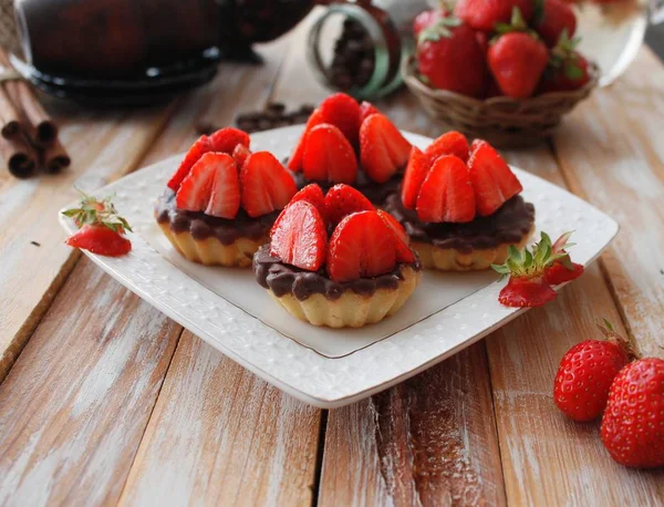 Cheese tartlets with chocolate and sweet strawberry dessert — Stock Photo, Image