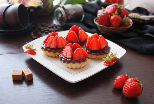 Сырные тарталетки с шоколадом и сладким клубничным десертом — стоковое фото