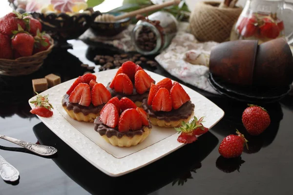Tartelettes au fromage au chocolat et dessert aux fraises douces — Photo