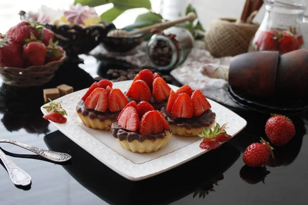 Tartaletas de queso con chocolate y postre de fresa dulce —  Fotos de Stock