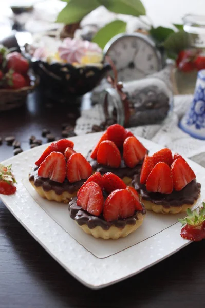 Tartaletas de queso con chocolate y postre de fresa dulce — Foto de Stock