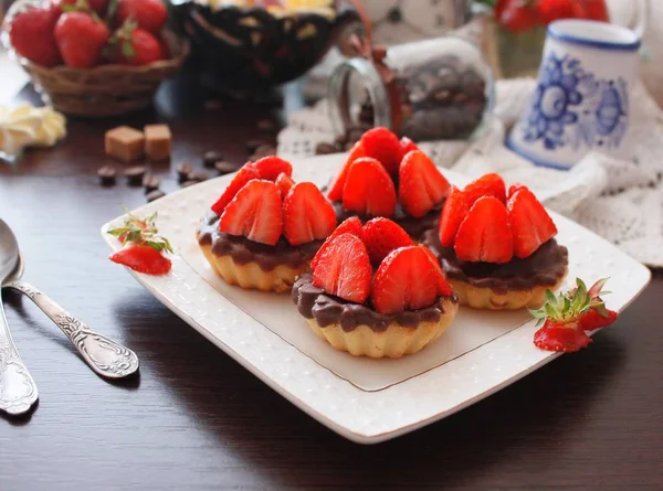 用巧克力和甜甜的草莓甜点芝士挞 — 图库照片