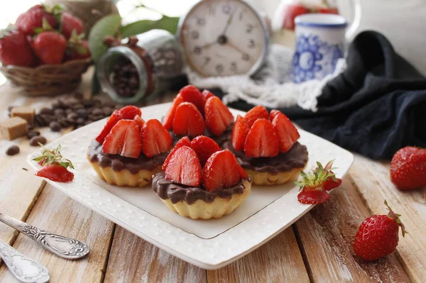 Cheese tartlets with chocolate and sweet strawberry dessert — Stock Photo, Image