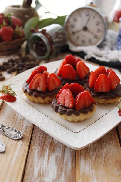 Сирні тарталетки з шоколадом та солодким полуничним десертом — стокове фото