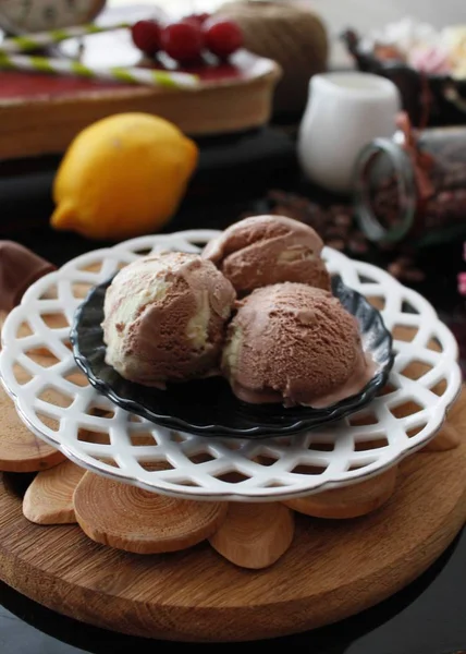 Sorvete de limão com chocolate — Fotografia de Stock