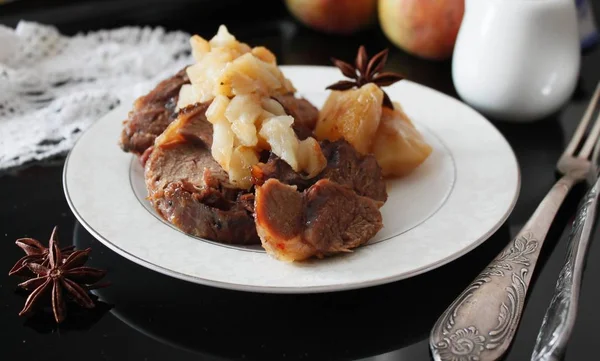 Beef baked with apples — Stock Photo, Image