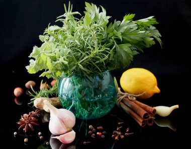 Otlar ve baharatlar seçimi yemek, koyu arka plan üzerinde - Bahçe veya vejetaryen kavramı