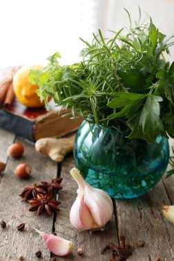 Otlar ve baharatlar seçimi yemek, koyu arka plan üzerinde - Bahçe veya vejetaryen kavramı