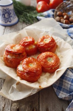 Doldurulmuş domates pirinç, Mısır ve sebze. Diyet meze