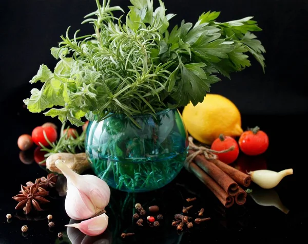 Selección de hierbas y especias sobre fondo oscuro - cocina, jardinería o concepto vegetariano — Foto de Stock