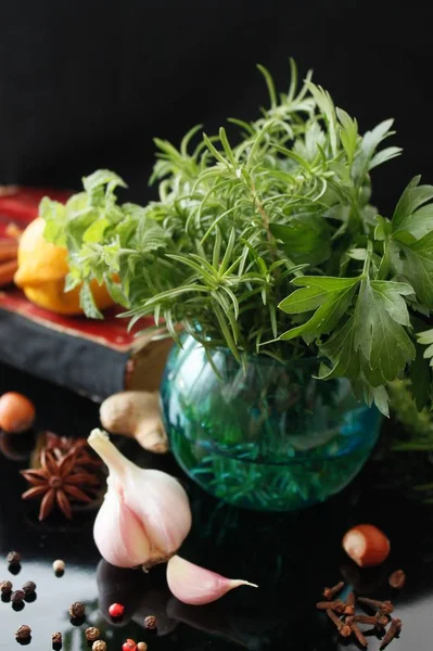 Selección de hierbas y especias sobre fondo oscuro - cocina, jardinería o concepto vegetariano — Foto de Stock