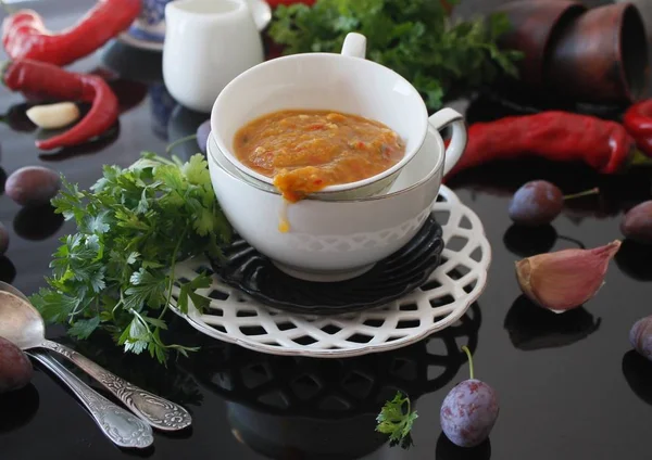 Грузинский вкусный соус ткемали из тяжелой сливы — стоковое фото