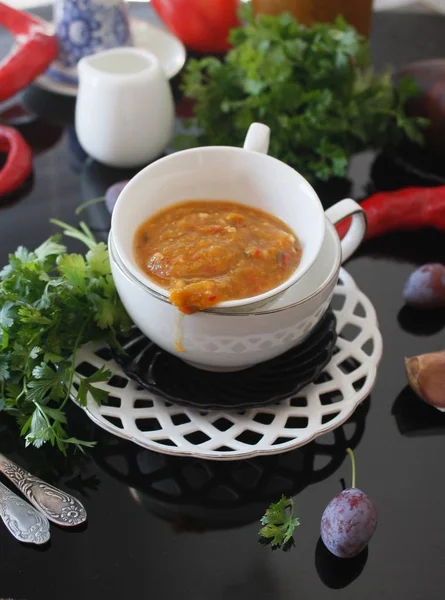 Georgische köstliche Sauce tkemali von schweren Pflaumen — Stockfoto