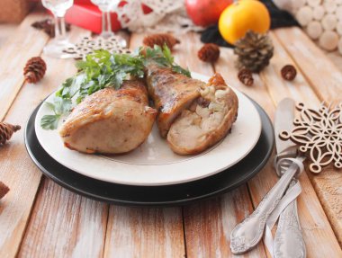 Havuç ve mantar ile kavrulmuş tavuk budu dolması