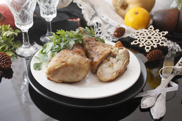 Patas de pollo asadas rellenas de zanahoria y champiñones — Foto de Stock