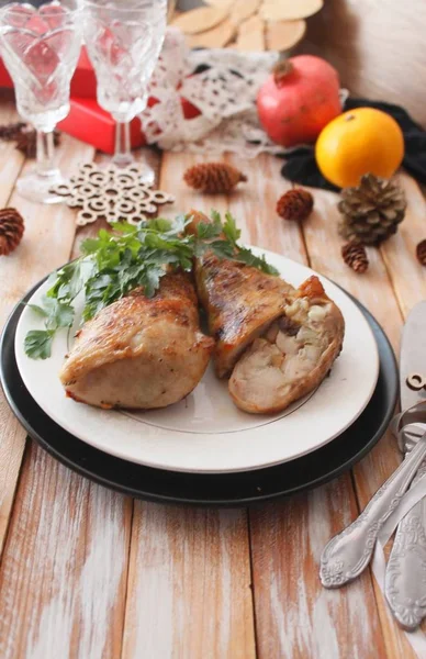 Patas de pollo asadas rellenas de zanahoria y champiñones — Foto de Stock