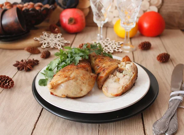 Patas de pollo asadas rellenas de zanahoria y champiñones — Foto de Stock