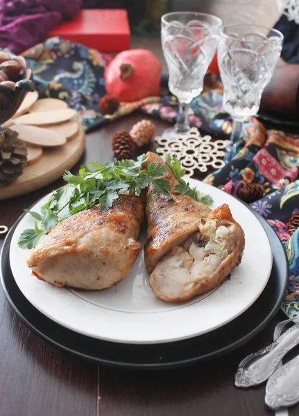 Pernas de frango assadas recheadas com cenoura e cogumelos — Fotografia de Stock