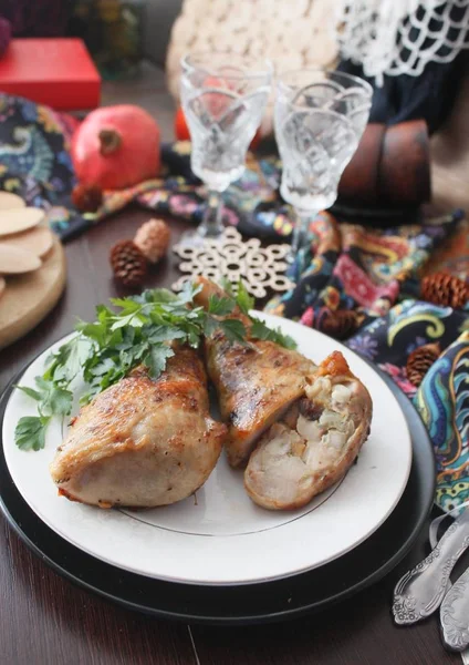 Jambes de poulet rôties farcies aux carottes et champignons — Photo