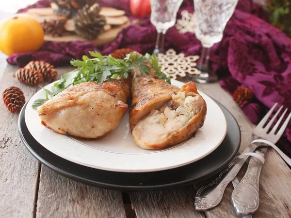 Patas de pollo asadas rellenas de zanahoria y champiñones — Foto de Stock