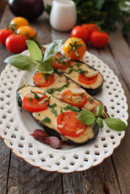 Fırında patlıcan sebze ve peynir ile doldurulmuş 