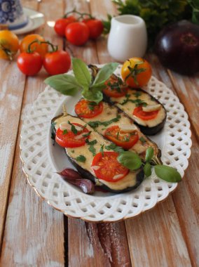 Fırında patlıcan sebze ve peynir ile doldurulmuş 