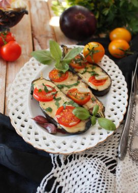 Fırında patlıcan sebze ve peynir ile doldurulmuş 