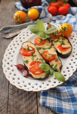 Fırında patlıcan sebze ve peynir ile doldurulmuş 