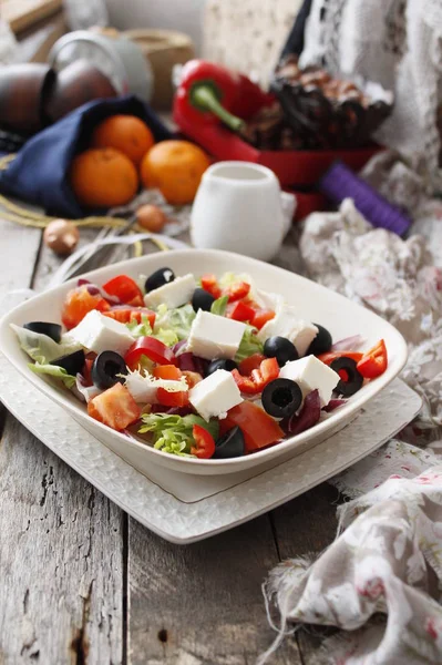 Italiaanse Salade Met Verse Groenten Met Zwarte Olijven Parmes — Stockfoto