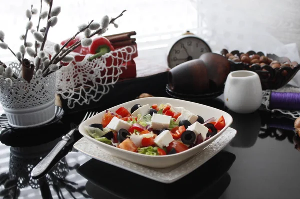 Italienischer Salat Mit Frischem Gemüse Mit Schwarzen Oliven Und Parmesan — Stockfoto