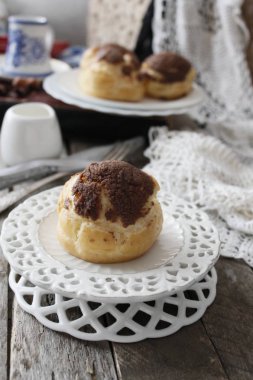 krokantom, kahve krem shu ile Cupcakes ile profiterol.