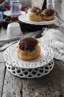 krokantom, kahve krem shu ile Cupcakes ile profiterol.