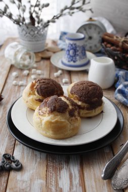 krokantom, kahve krem shu ile Cupcakes ile profiterol.