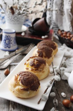 krokantom, kahve krem shu ile Cupcakes ile profiterol.