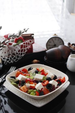 Siyah Zeytin ve Parmes ile taze sebze ile İtalyan salatası