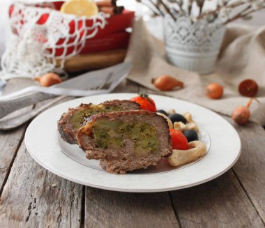 Brokoli ve peynirle köfte