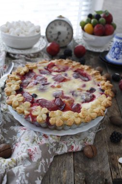 Meyveli turta. Tatlı turta, taze erikli turta. Lezzetli pasta, erik desenli fotoğraf