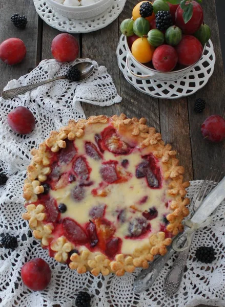 Pastel Frutas Dulce Tarta Tarta Con Ciruelas Frescas Delicioso Pastel — Foto de Stock