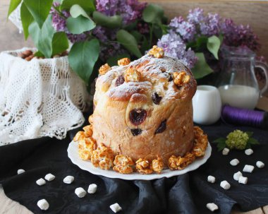 Paskalya pastası, geleneksel Kulich, Paska kutlama fotoğrafı için hazır.