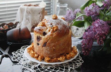 Paskalya pastası, geleneksel Kulich, Paska kutlama fotoğrafı için hazır.