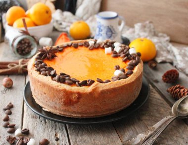 Kahve çekirdekleri kabaklı peynirli kek.