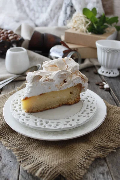 メレンゲとケーキやレモンパイ — ストック写真
