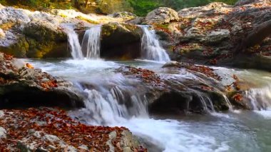 Sonbaharda kayalar dağlarda güzel bu sahnede bir nehir akıyor