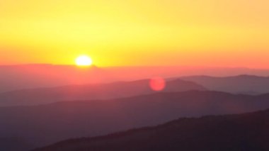İnanılmaz renkli günbatımı dağ zinciri. Zaman atlamalı gökyüzü arka plan. Güzel ateşli günbatımı geniş açı objektif