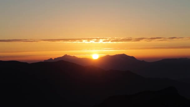 Increíble cadena montañosa colorida puesta de sol. Tiempo lapso cielo fondo. Hermosa lente de gran angular de puesta de sol ardiente — Vídeo de stock