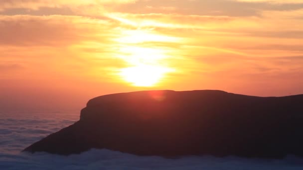 驚くほどカラフルな夕日の山のチェーン。時間経過の空の背景。美しい燃えるような夕焼けワイド アングル レンズ — ストック動画