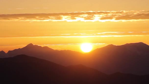 驚くほどカラフルな夕日の山のチェーン。時間経過の空の背景。美しい燃えるような夕焼けワイド アングル レンズ — ストック動画