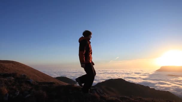 Mutlu kazanan başarılı kadın günbatımı veya silah kaldırdı yukarıda kutlama sahip ulaştı Mountain Top Zirvesi hedefi Hiking Trek seyahat sırasında onun kafasına kadar ile gündoğumu ayakta sevinçli — Stok video