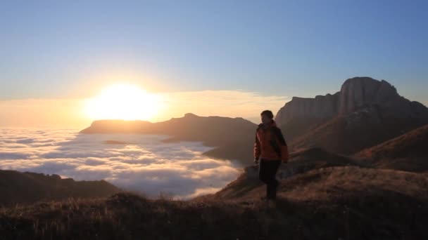 Mutlu kazanan başarılı kadın günbatımı veya silah kaldırdı yukarıda kutlama sahip ulaştı Mountain Top Zirvesi hedefi Hiking Trek seyahat sırasında onun kafasına kadar ile gündoğumu ayakta sevinçli — Stok video